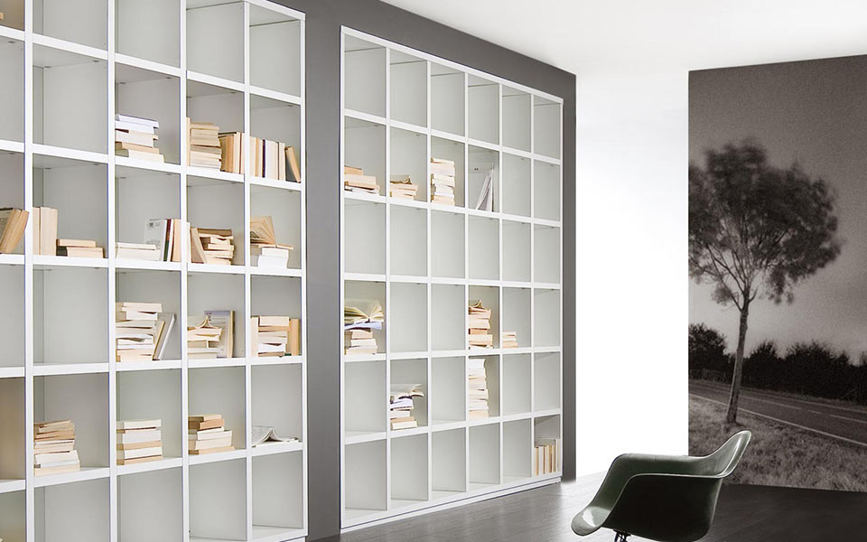 Zwei große Bücherschränke in Weiß in einer grauen Wand