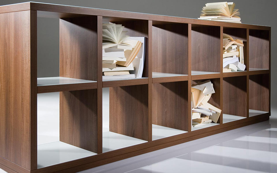 Niedriges Bücherregal aus Holz