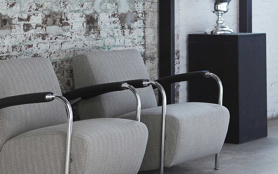 Zwei graue Sessel mit Muster