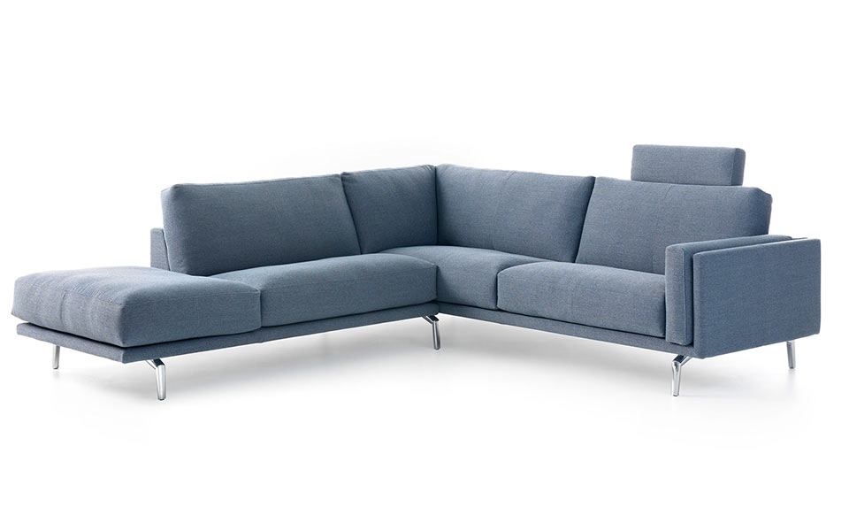 Blaues Sofa mit Kopfstütze und großen Polstern