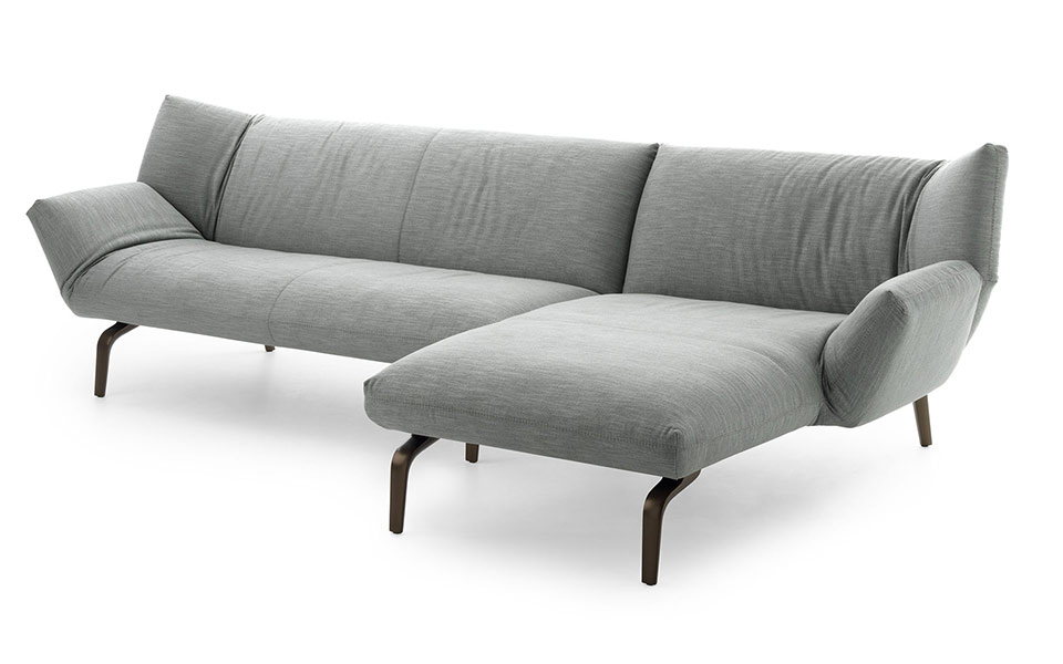 Moderne graue Couchgarnitur mit geschwungenen Möbelfüßen