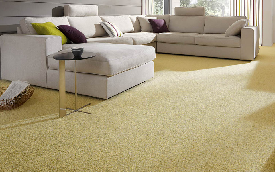 Gelber Teppichboden mit heller Wohnlandschaft