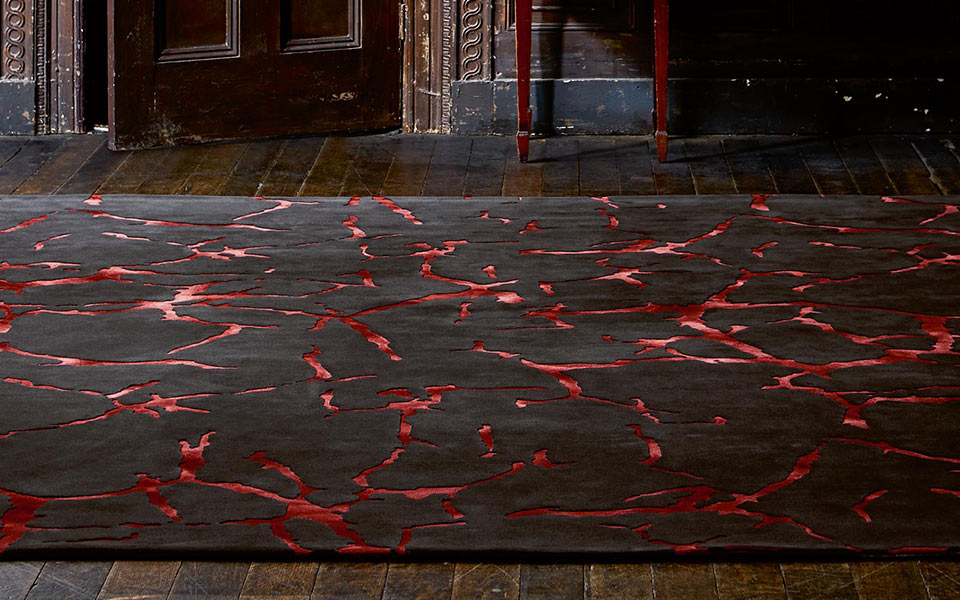 Schwarzer Teppich mit rotem Muster