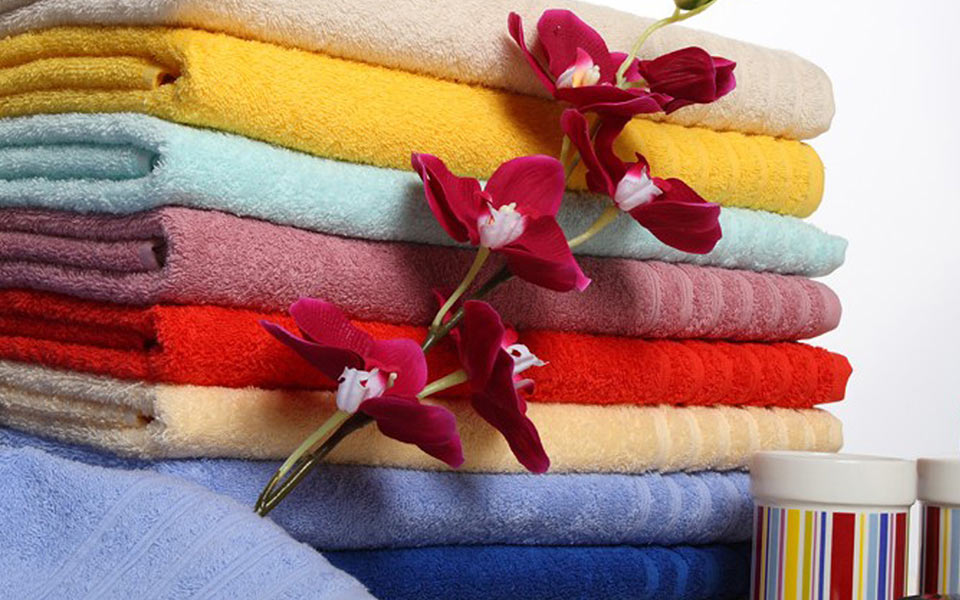 Handtücher in Regenbogenfarben und einer Blume