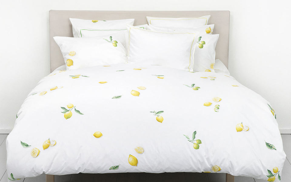 Helles Bett mit Zitronen-Print auf der Bettwäche