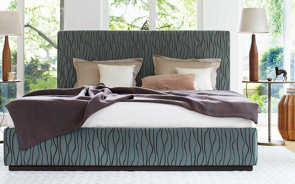 Bett mit blau-schwarz gestreiftem und gepolstertem Bettgestell