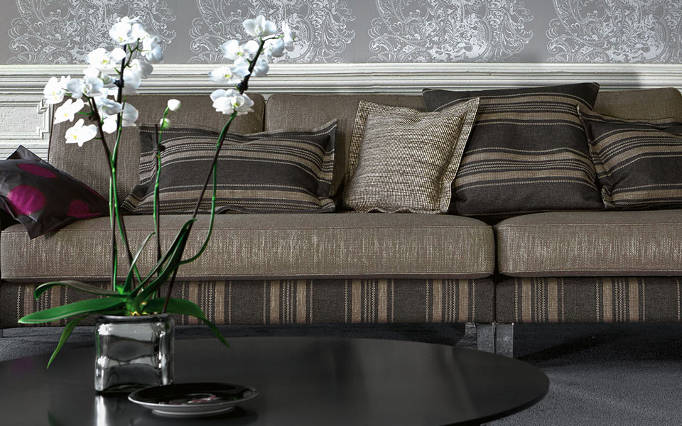 Sofa mit neuen Bezugstoffen mit gestreiften Muster