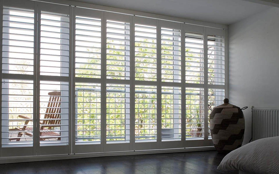 Großflächig angebrachte Shutter an Fensterfront