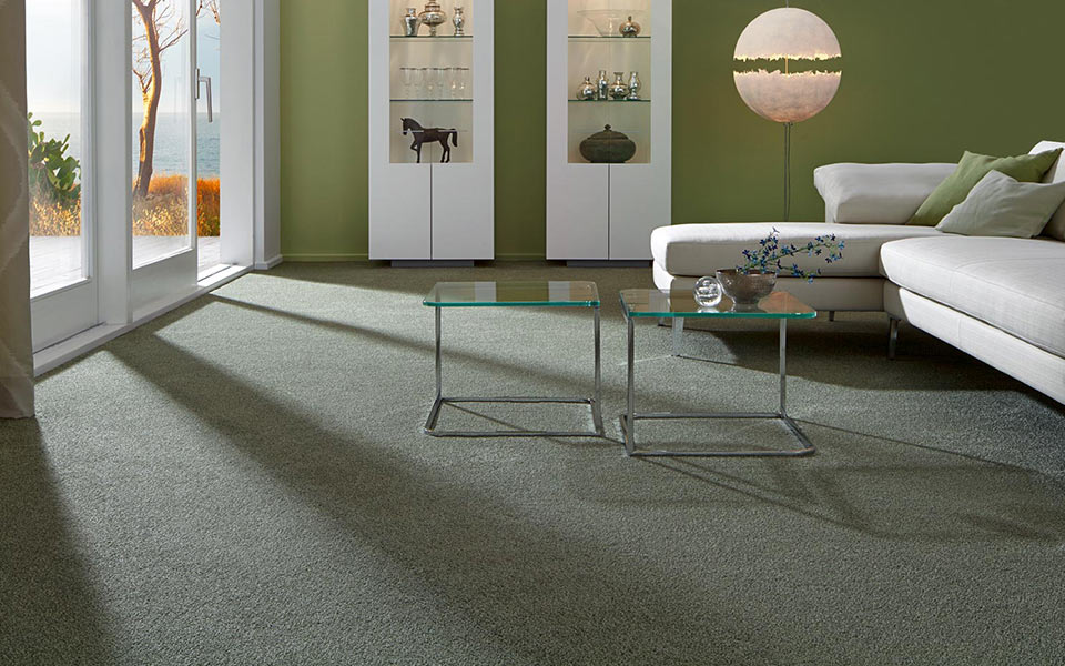 Grüner Teppichboden mit Tischen und einer Wohnlandschaft