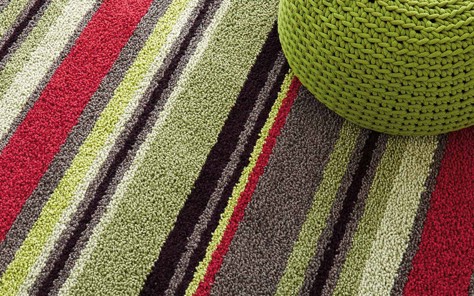 Bunten gettreifter Teppich mit grünem Sitzkissen 