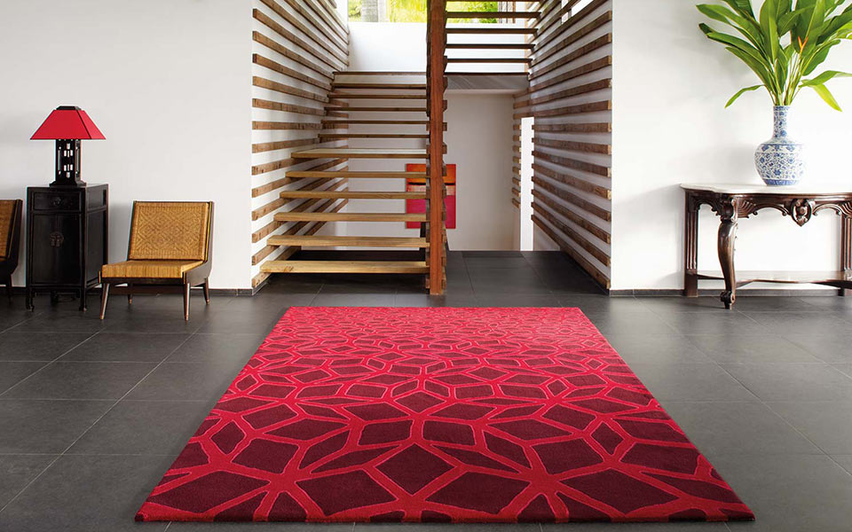 Roter Teppich im Hausflur