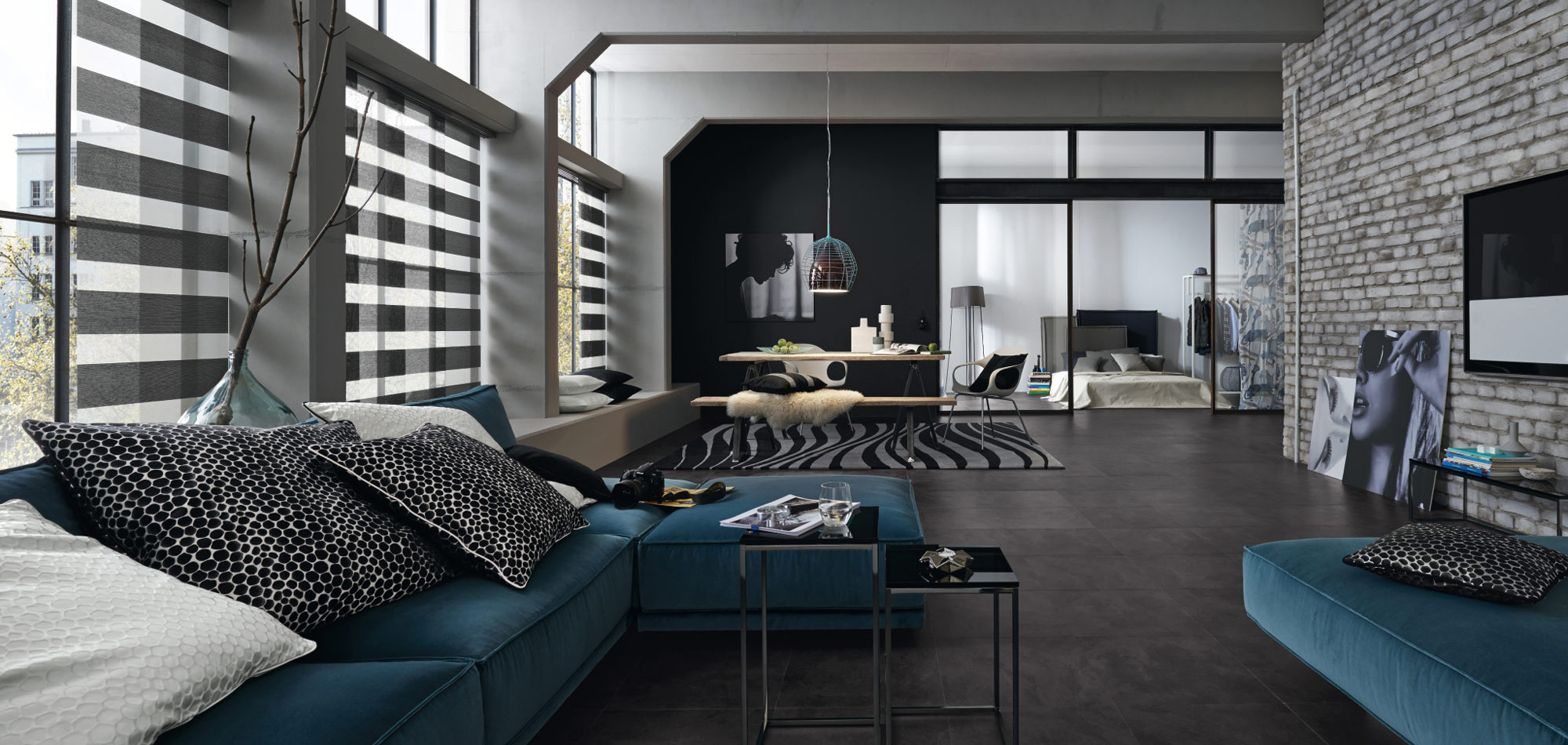 Wohnraum mit Designer Möbeln und maßgefertigten Rollos